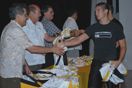 Arrancan temporada con entrega de jerseys