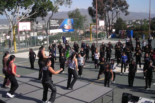 Se ejercitan con Zumba