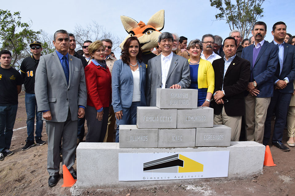 Colocan Primera Piedra de Gimnasio Auditorio