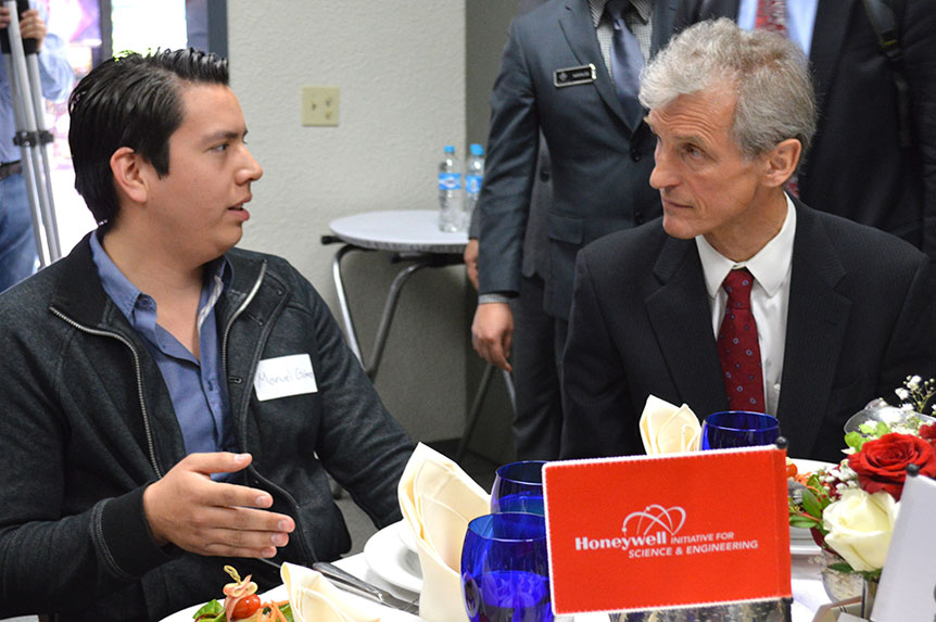 Nobel convive con estudiantes becados