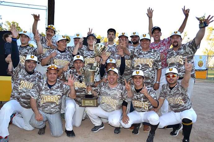 Egresados disfrutan Copa de Softbol