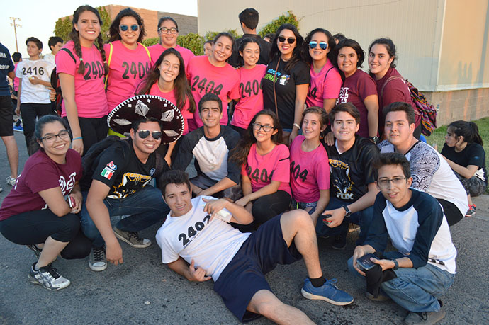 Estudiantes celebran su día a colores