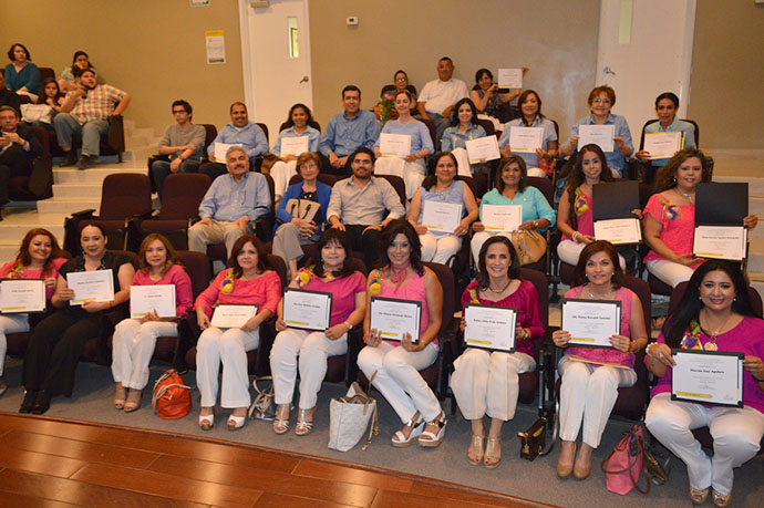 Padres de Familia se graduan de Diplomado