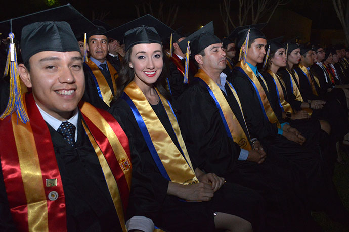 Se graduan 324 profesionistas de Posgrado