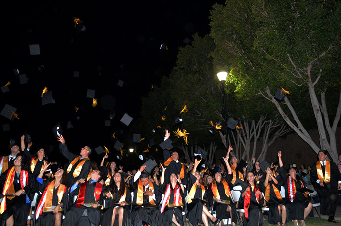 Graduan en emotiva ceremonía 262 jóvenes