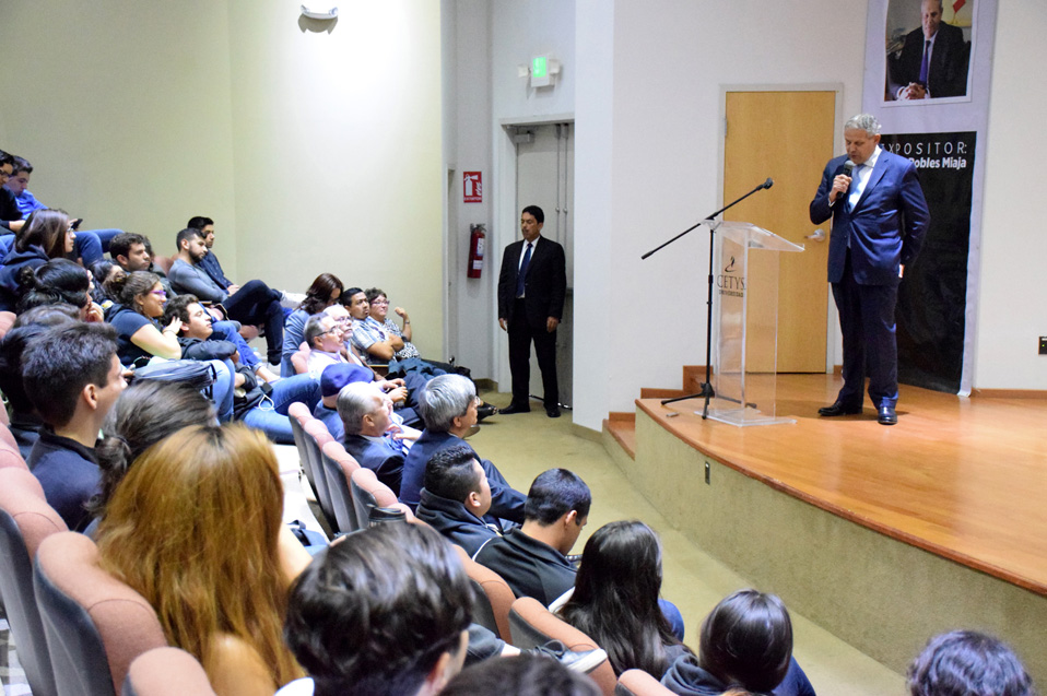 El Lic. Robles Miaja visitó el Campus Tijuana para ofrecer conferencia magistral ante la comunidad estudiantil y académica.