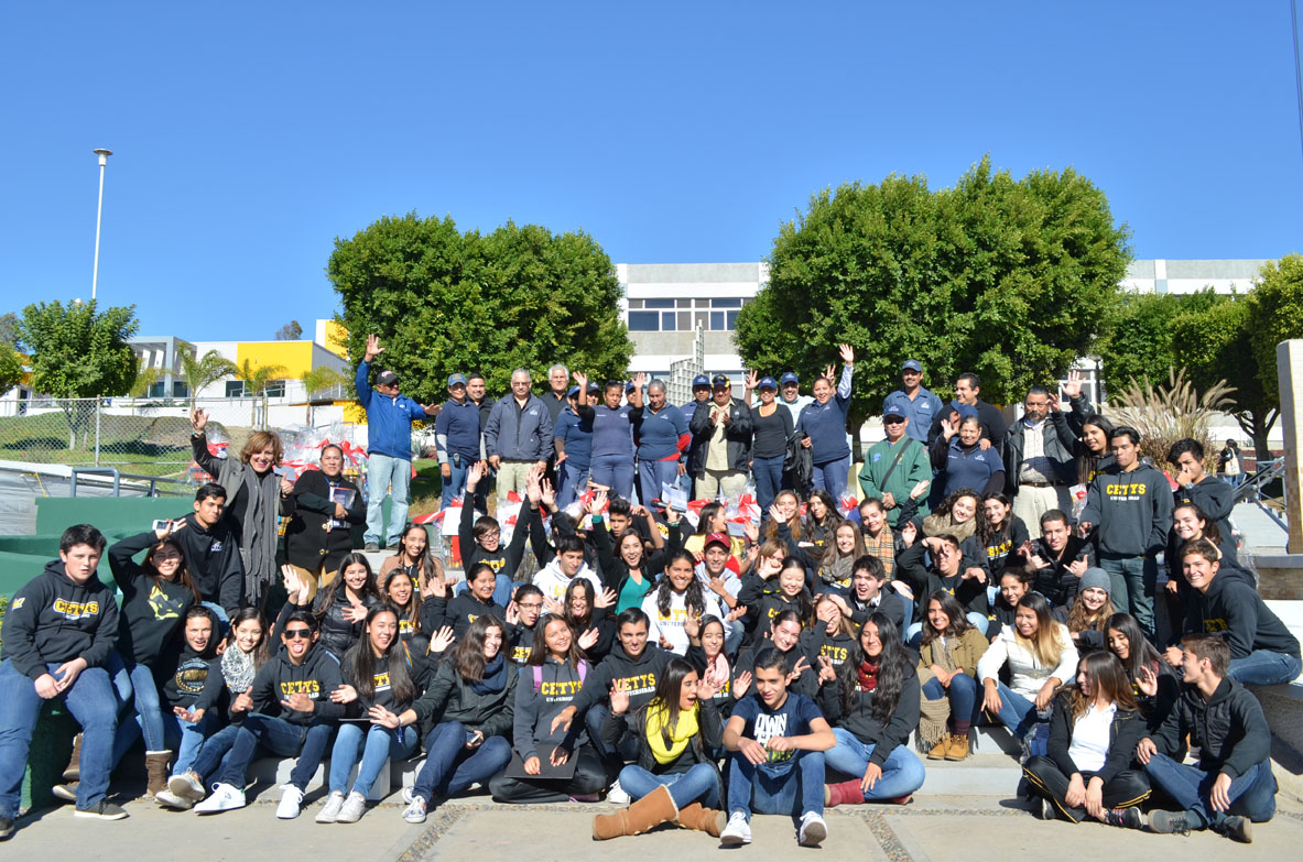 Alumnos de preparatoria agradecen al equipo de intendencia