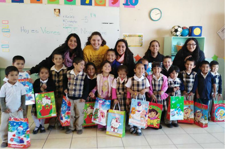 Donan ropa invernal a niños de escuela, en zona rural