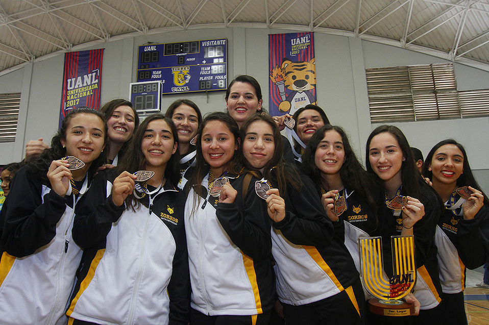 MONTERREY, MEXICO - MAYO 7 : Jugadoras del CETYS con la medalla del tercer lugar durante el de Basquetbol Femenil en la Universiada 2017 en el Gimnasio Cayetano Garza el 7 de Mayo de 2017 en Monterrey, Mexico (Foto: Alfredo Lopez/JAM MEDIA)