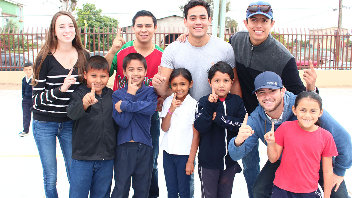 Alumnos de CETYS Universidad brinda donaciones