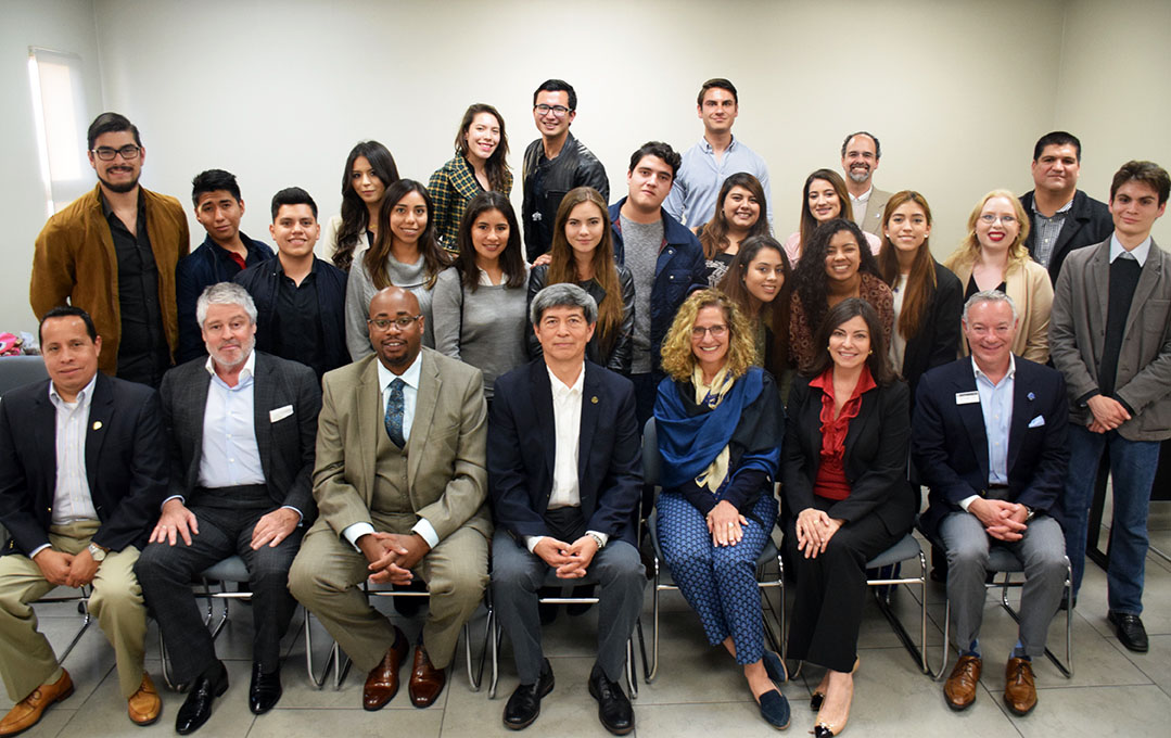 Universitarios rebasan fronteras con curso de liderazgo