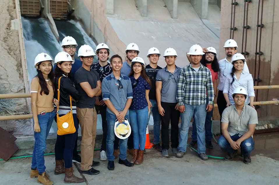 Ingenieros visitan la planta hidroeléctrica del Valle Imperial.