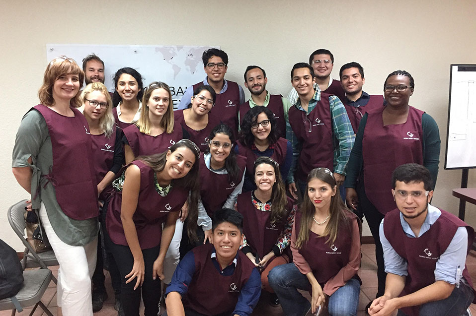 Participantes del international summer program de CETYS, visitan empresas en ensenada