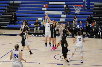 Equipo femenil de basquetbol derrota a Cougars