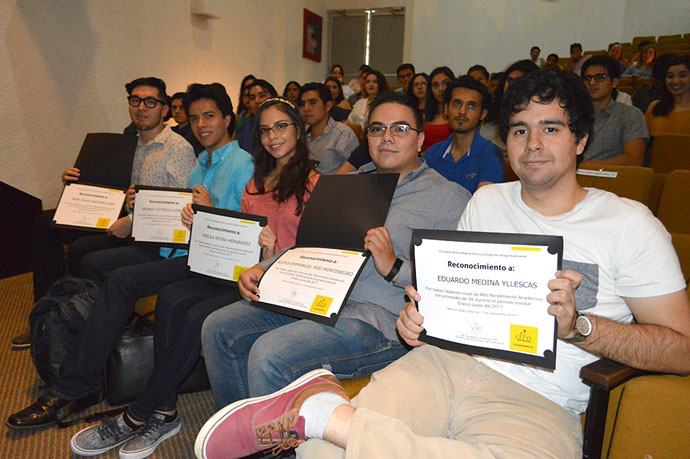 Destacan alumnos por su entrega al conocimiento