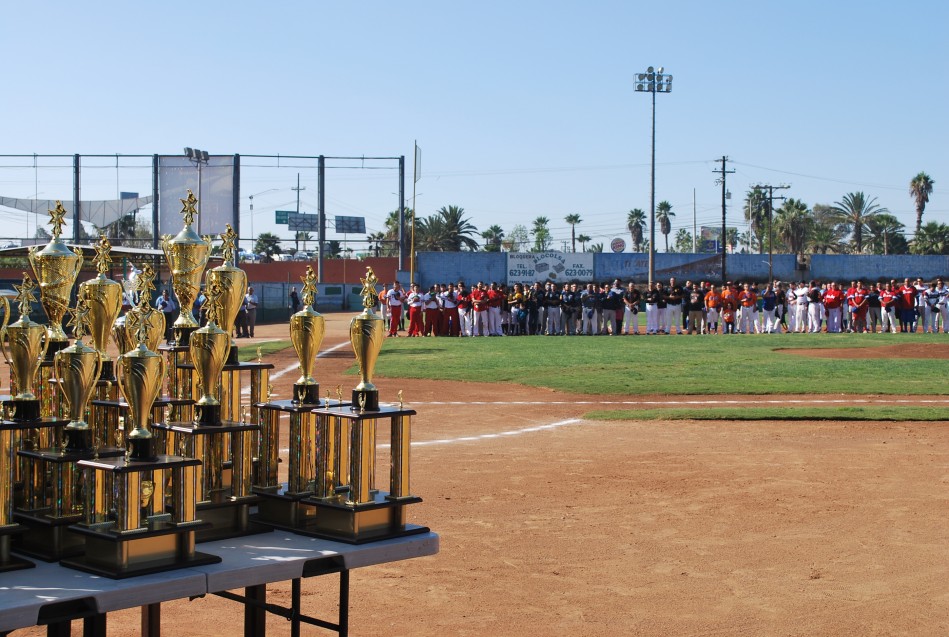 Peloteros de CETYS presencian su primera apertura en Liga Municipal