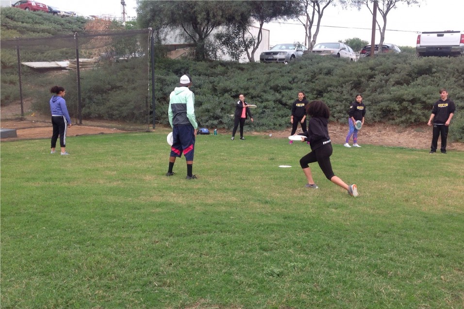 Estudiantes de CETYS Tijuana dan bienvenida al frisbee