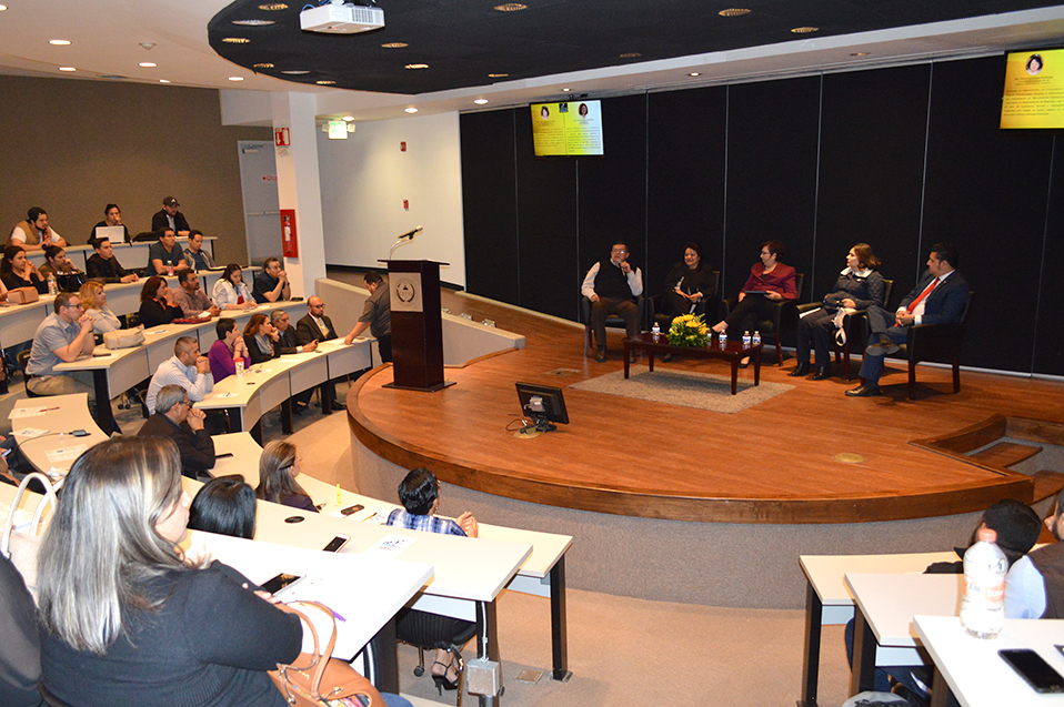 Hablan en foro académico sobre Alta Dirección