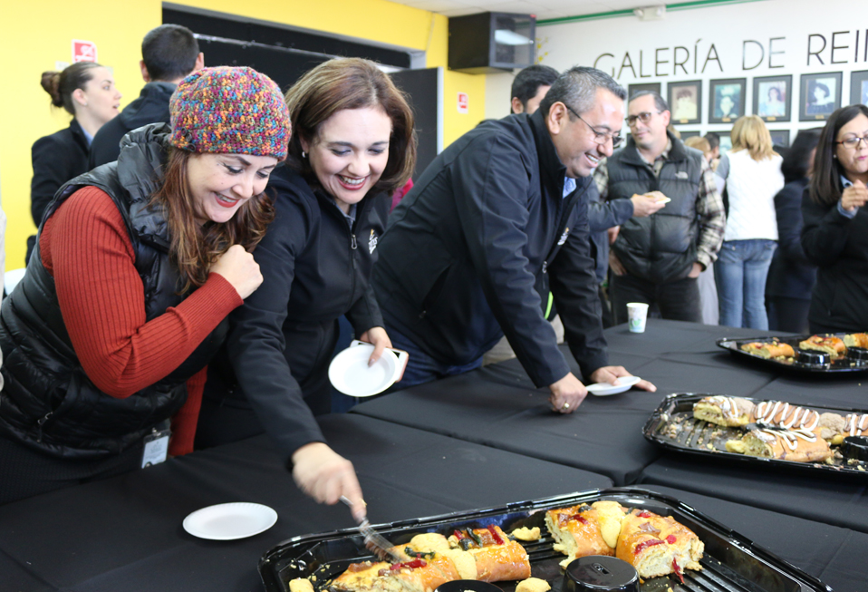Disfrutan tradicional Rosca de Reyes