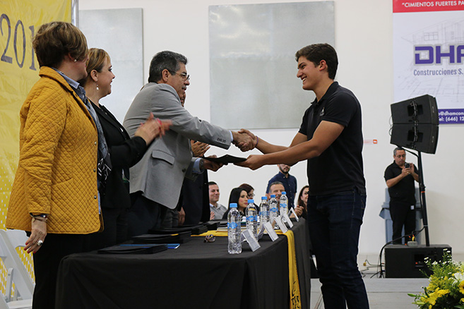 Premian el esfuerzo, trabajo y dedicación de alumnos de excelencia