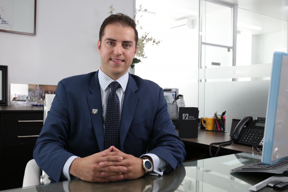 Un egresado con compromiso social: Adrián J. Romero