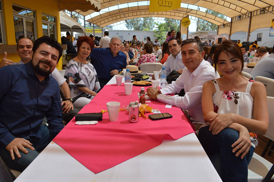 Celebran con rica paella el día del maestro