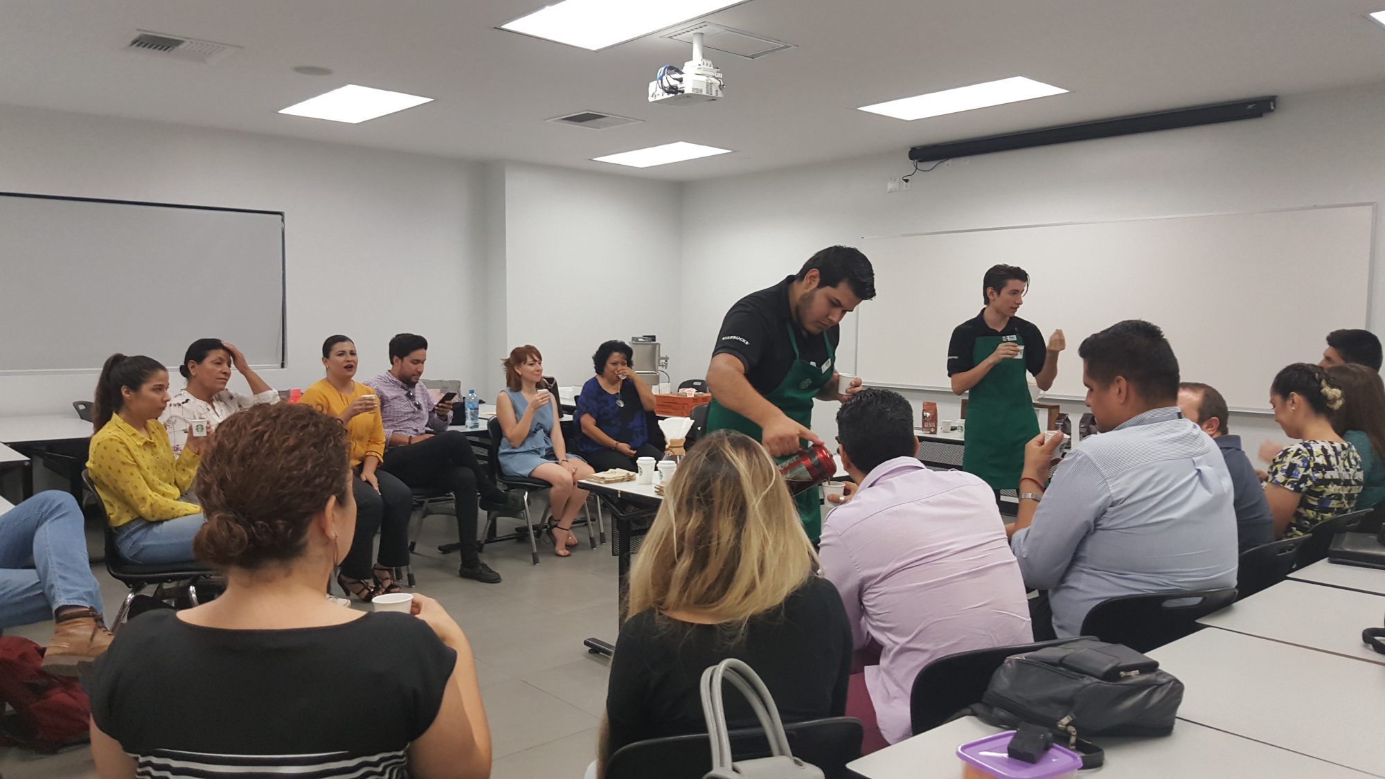 Alumnos de mercadotecnia reciben a Starbucks