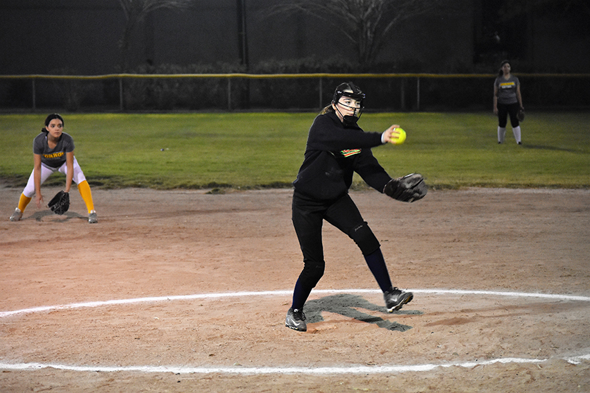 JUEGAN COPA ZORROS DE CETYS DE SOFTBOL FEMENIL