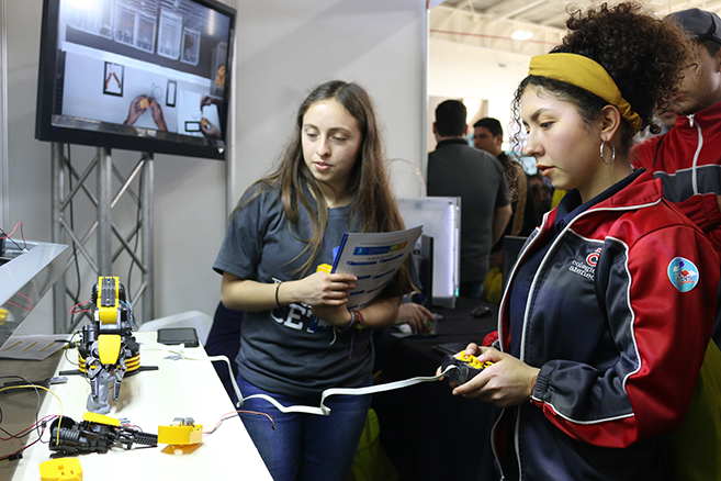 Jóvenes ensenadenses buscan opciones para su futuro en plataforma vocacional del CETYS