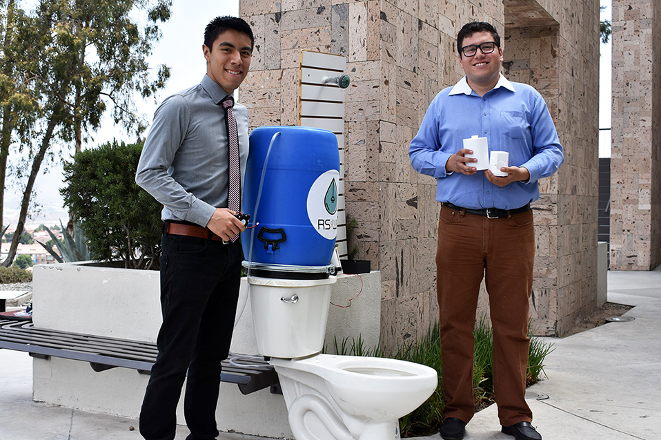 Egresados de CETYS Tijuana crean proyecto innovador para ahorrar el agua que usamos en el baño