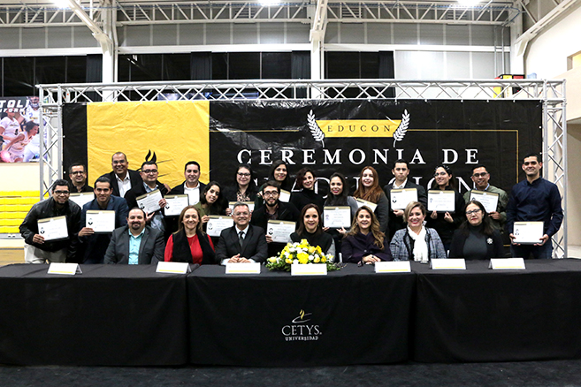 Concluyen diplomados en CETYS con ceremonia de graduación