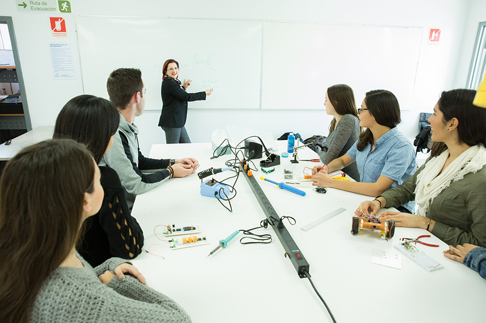 Docente de CETYS: Pilar en el desarrollo profesional del país