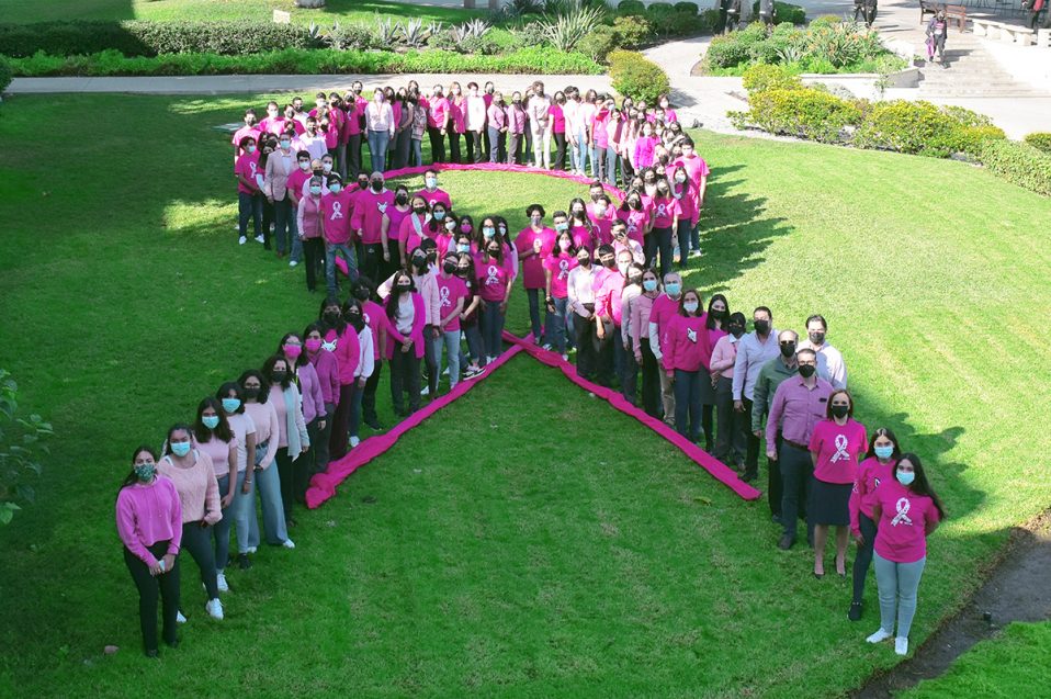 CETYS crea gran listón rosa humano en el marco del Día Mundial contra el Cáncer de Mama