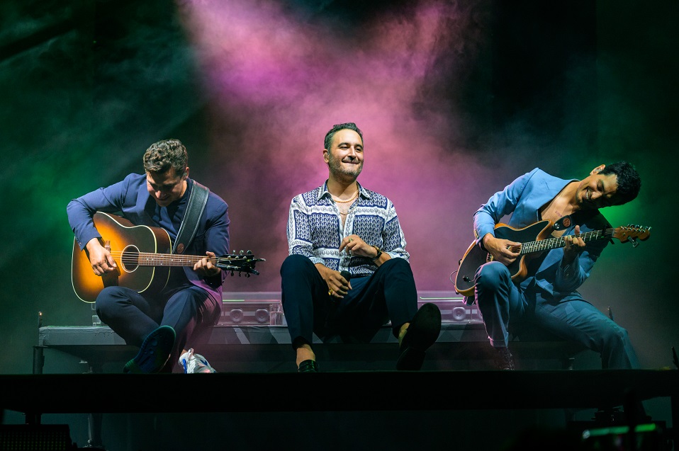 Engalana Reik inolvidable noche en pro de la educación en el Sarao en Primavera 2022