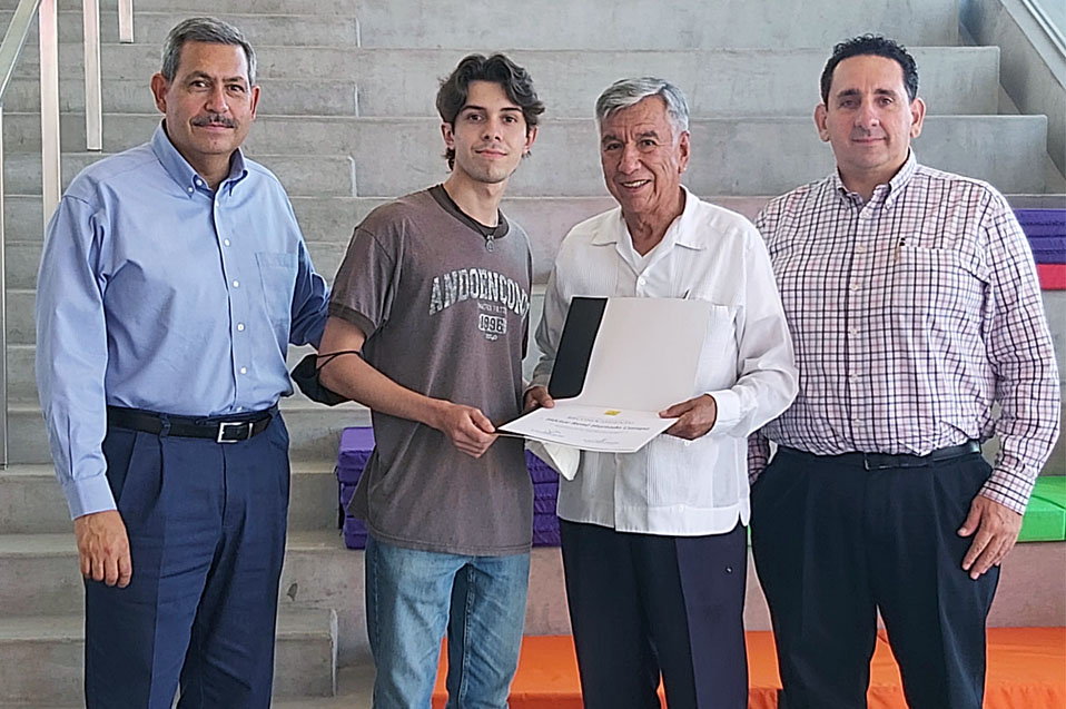 Recibe Héctor René Hurtado Campa primera entrega de la Beca Ing. Ángel Montañez