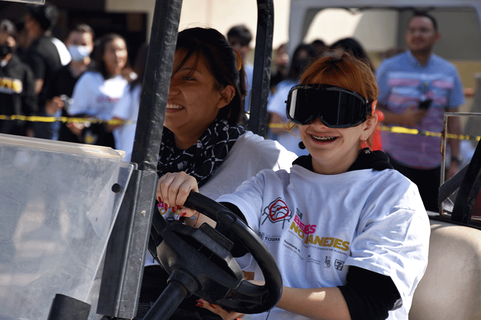 Estudiantes de Prepa y profesional en CETYS Tijuana aprenden sobre efectos del alcohol al volante