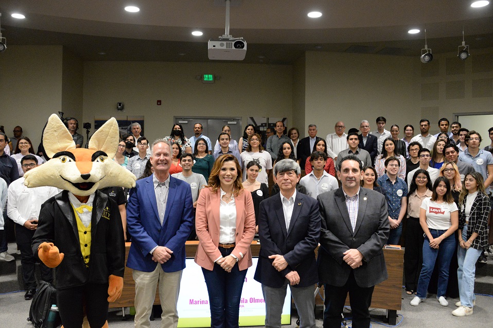 Dialoga gobernadora de B.C. con alumnos de CETYS beneficiarios de la beca Con el Corazón por Delante