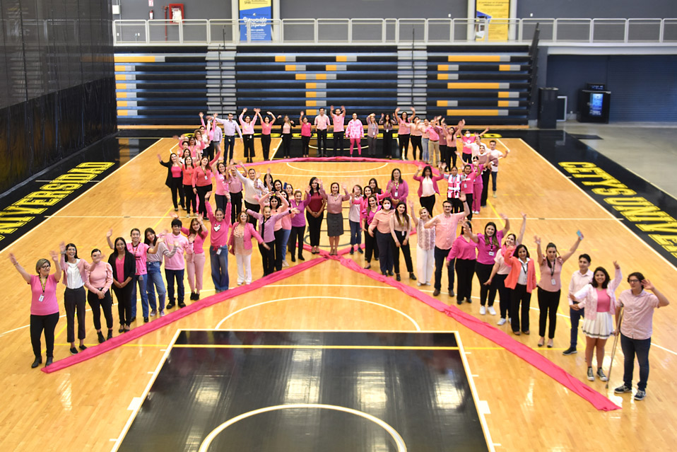 Alumnos, docentes y colaboradores de Campus Tijuana crean gran listón rosa humano en la conmemoración de la lucha contra el cáncer de mama
