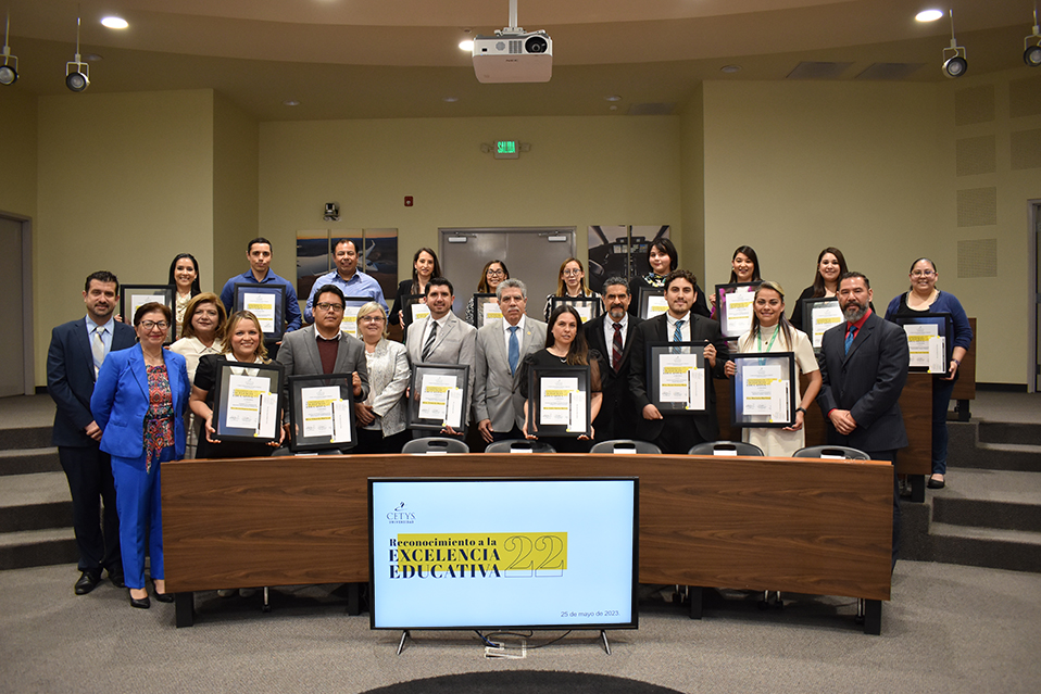 Docentes reciben máxima distinción a la excelencia educativa 