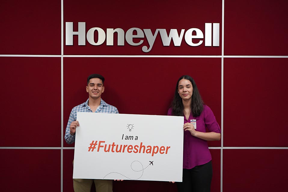 Reciben Yael Gutiérrez y Juan Pablo Riojas Becas Honeywell 2023 para estudiar en CETYS