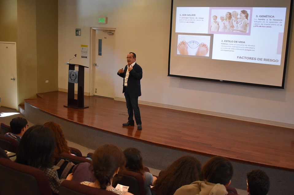 Asisten estudiantes a charla acerca de cómo prevenir el cáncer de mama