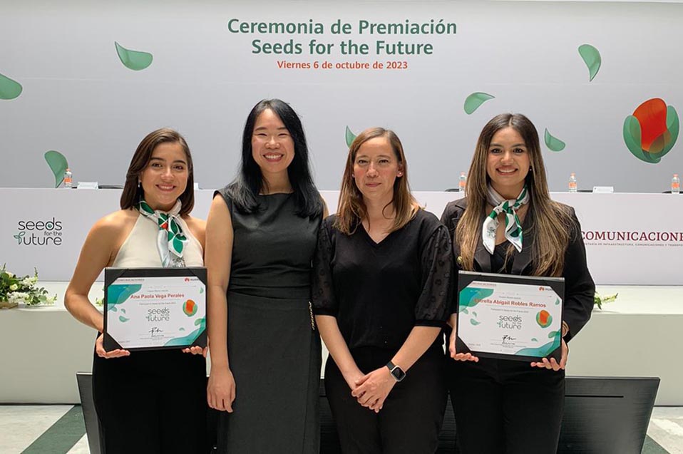 Paola Vega y Estrella Robles van a estancia de Huawei Seeds for the Future 2023