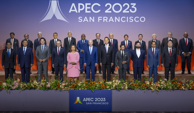 ¿Compromiso real o retórica vacía? Desafiando las intenciones de los países miembros de la APEC para un futuro sostenible