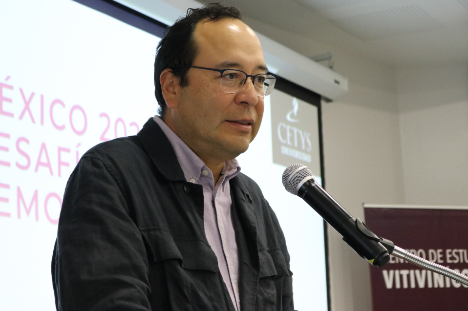 “Combatamos la desinformación informándonos”: Dr. Ciro Murayama en CETYS Ensenada