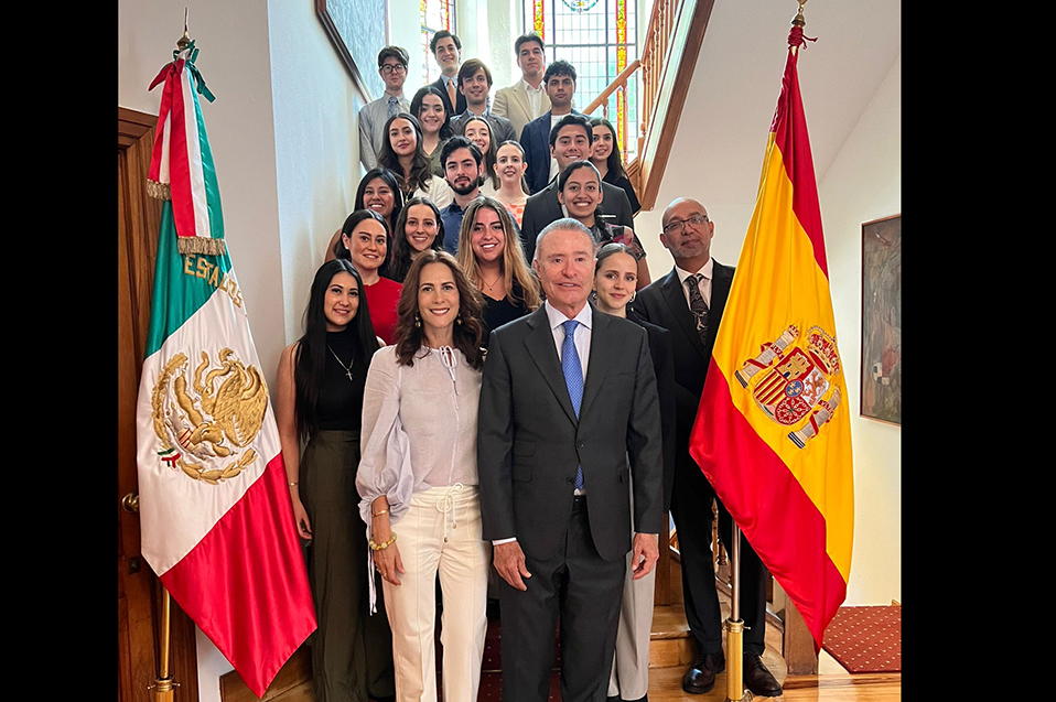 Alumno mexicano reconocido por su desempeño académico es invitado por embajador a residencia oficial en Madrid