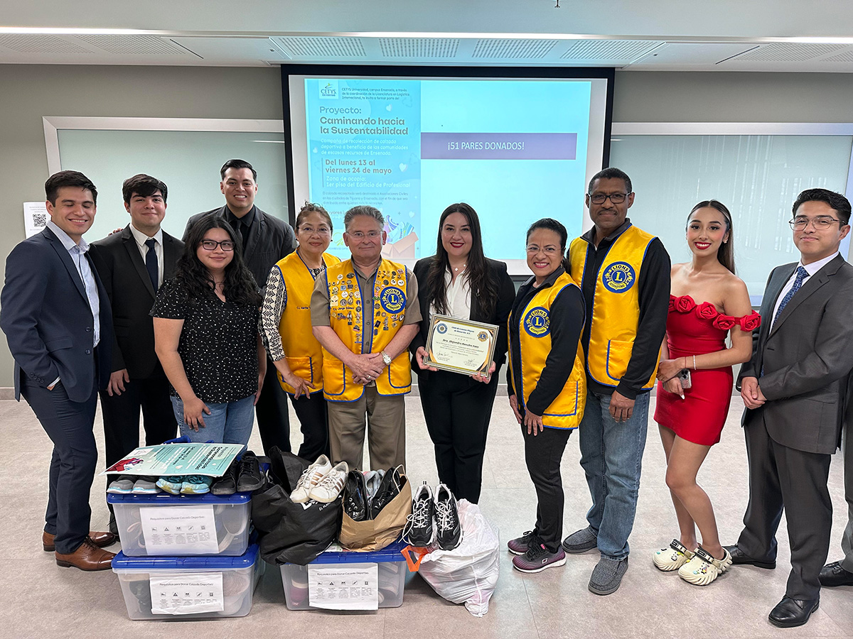 Alumnos de Logística Internacional recolectan calzado para Club de Leones Playas de Rosarito