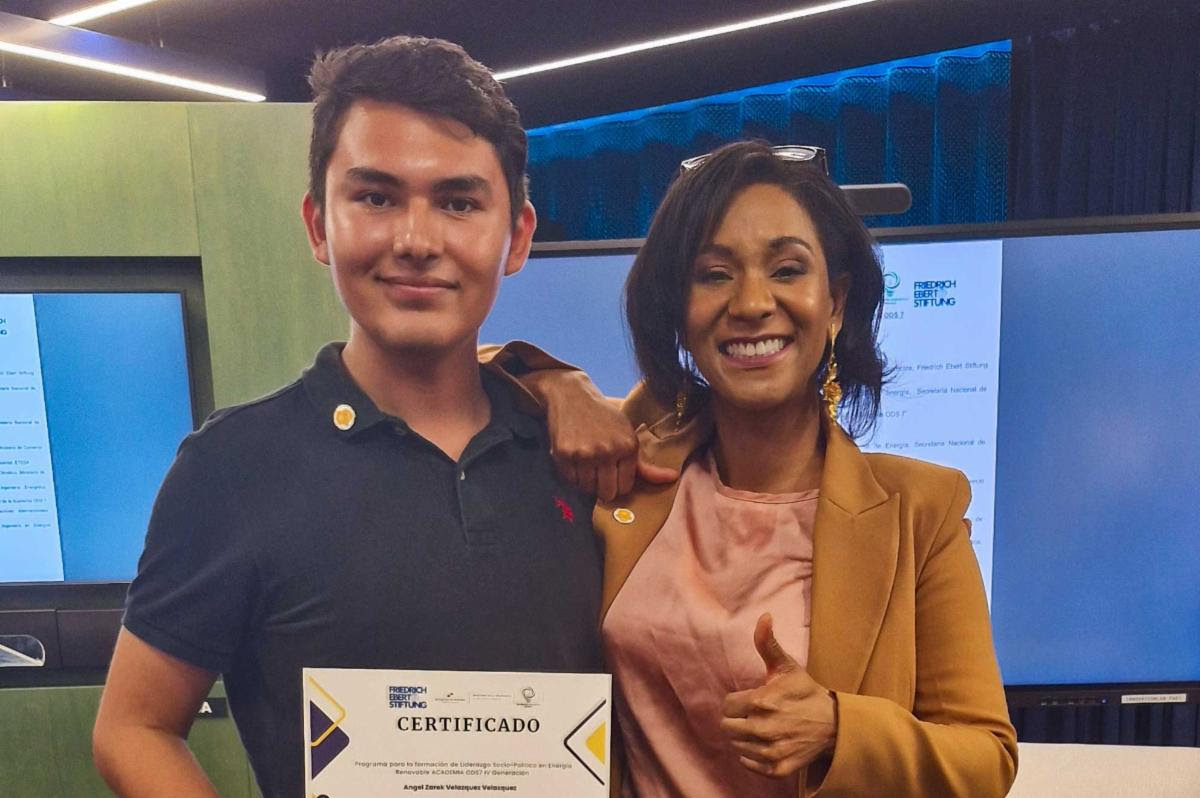 Zarek Velázquez, recien egresado en energías renovables, se certifica en la Academia ODS 7 en Panamá