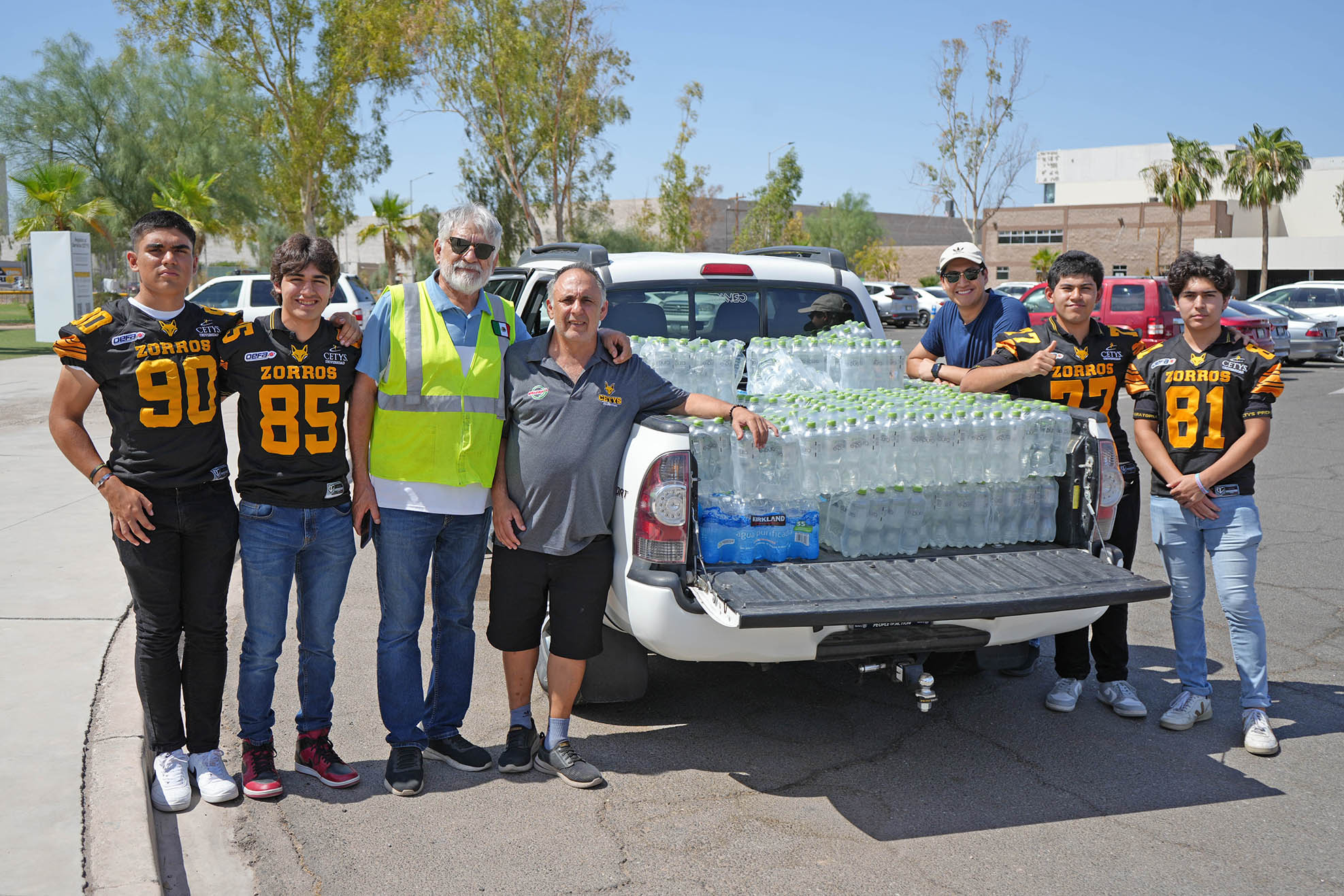 Equipos de Fútbol Americano de CETYS Mexicali realizan donación al Club Rotario para combatir el calor