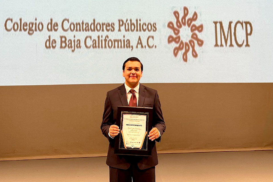 Colegio de Contadores de Baja California reconoce a Raúl López de Campus Tijuana