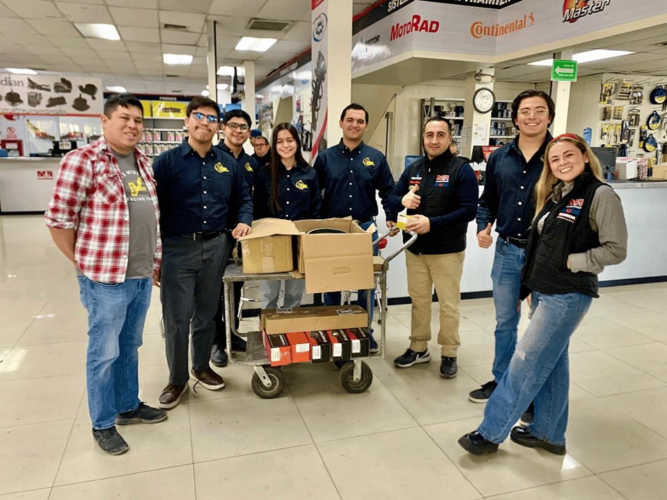Equipo representativo de CETYS Universidad recibe donativo del Mercado de Refacciones